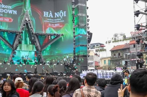 Đông đảo bạn trẻ Hà Nội chờ đón khoảnh khắc giao thừa 2026