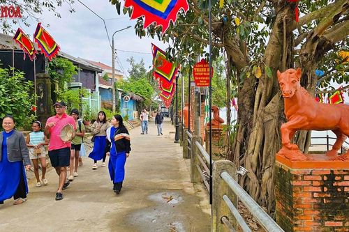 Làng gốm hơn 500 năm tuổi 'hút' khách tham quan