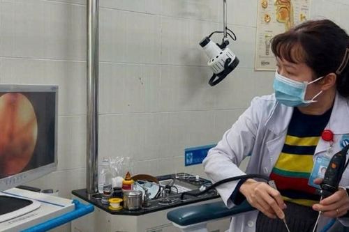 Gắp con vắt suối sống ký sinh trong mũi bé trai 2,5 tuổi