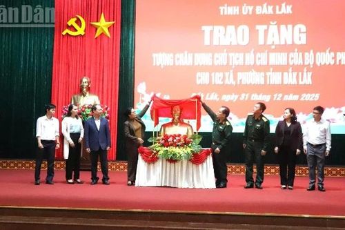 Bộ Quốc phòng trao tặng tượng chân dung Chủ tịch Hồ Chí Minh cho 102 xã, phường tỉnh Đắk Lắk