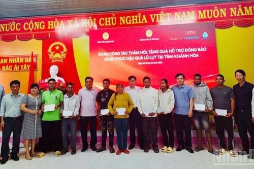 Hỗ trợ đồng bào dân tộc thiểu số xã Bác Ái Tây bị thiệt hại do mưa lũ