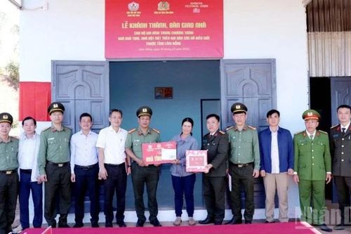 Công an tỉnh Lâm Đồng bàn giao 5 căn nhà cho người dân các xã biên giới