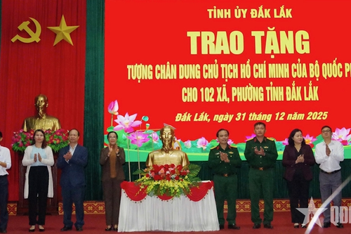 Trao tượng chân dung Chủ tịch Hồ Chí Minh tặng 102 xã, phường tỉnh Đắk Lắk