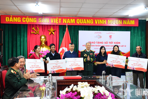 Trao tặng sổ tiết kiệm hỗ trợ thân nhân các gia đình liệt sĩ