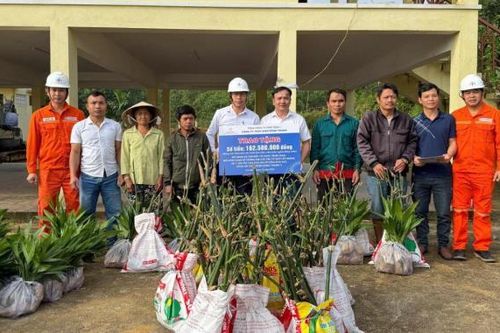Tặng mô hình sinh kế cho bà con xã Trà Đốc