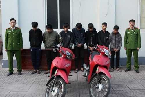 'Sửu nhi' đi… đá xế