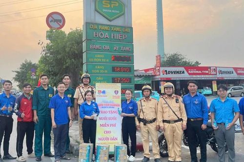 Hơn 5 nghìn chai nước suối mở đầu chiến dịch Xuân tình nguyện