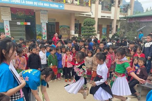 Hành trình từ 'mái lá' dân nuôi đến trường học hạnh phúc