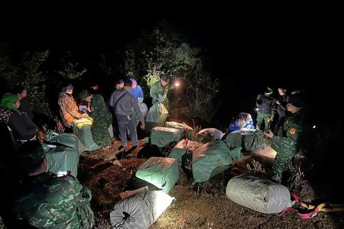 Đồn Biên phòng Ngọc Côn bắt giữ vụ vận chuyển gần 300kg hàng cấm