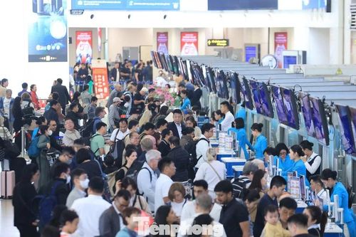 Khách đông kỷ lục, sân bay Nội Bài áp dụng công nghệ giảm ùn tắc