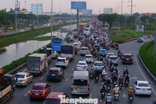 Chiều cuối năm, cửa ngõ TPHCM ken đặc người xe về quê nghỉ Tết Dương lịch