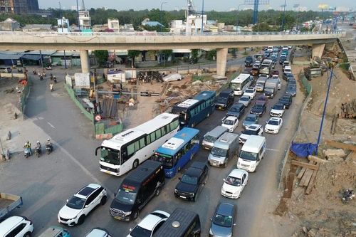 Nút giao An Phú, cửa ngõ phía Đông TPHCM... đông nghẹt trước kỳ nghỉ Tết Dương lịch