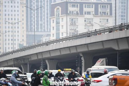 Dòng xe nối đuôi nhau rời Hà Nội, cửa ngõ phía Bắc ùn ứ cục bộ