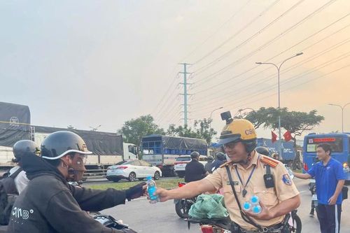 CSGT TPHCM phân luồng, phát nước miễn phí cho người dân về quê nghỉ Tết