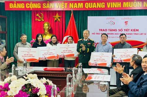 Trao sổ tiết kiệm cho thân nhân 16 gia đình liệt sĩ