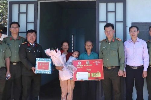 Người dân biên giới Lâm Đồng xúc động khi nhận được nhà trước thềm năm mới