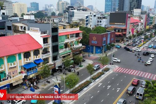 TP.HCM: Đường Lê Lợi 'khoác áo mới' trước Tết