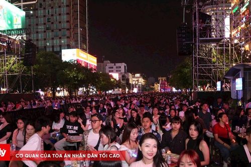 Biển người vây kín trung tâm TP.HCM trước giờ bắn pháo hoa