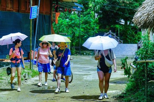 Bản nghèo về đích nông thôn mới nhờ làm du lịch cộng đồng