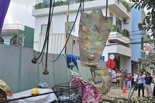 Cần cẩu bất ngờ gãy đổ giữa trung tâm Đà Nẵng