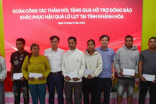 Đoàn công tác của Bộ Dân tộc và Tôn giáo tặng quà cho người dân vùng lũ Khánh Hòa