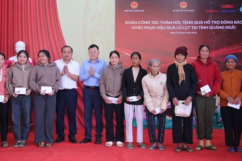 Đoàn công tác của Bộ Dân tộc và Tôn giáo thăm người dân vùng lũ Quảng Ngãi, Đà Nẵng