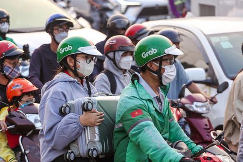 Chiều cuối năm, hàng vạn người dân hối hả rời TPHCM
