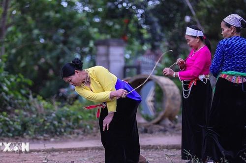 Đánh cù - trò chơi dân gian đặc sắc của người Mường ở Phú Thọ