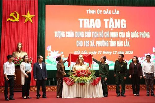 Đắk Lắk: Trao tặng Tượng chân dung Chủ tịch Hồ Chí Minh cho 102 xã, phường