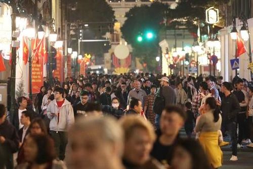 Countdown 2026 làm 'nóng' Hồ Gươm, dòng người ken đặc chờ thời khắc giao thừa