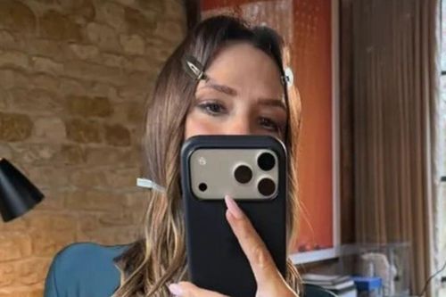 Victoria Beckham rạng rỡ trong váy xẻ sâu tại hôn lễ cùng chồng
