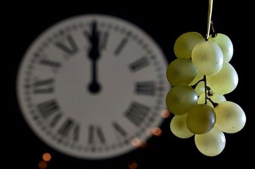 Vì sao dân mạng 'phát sốt' với việc ăn 12 quả nho trong đêm giao thừa?