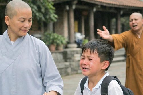 Ly kỳ ni sư và sư thầy giành quyền nuôi đứa trẻ bị bỏ rơi