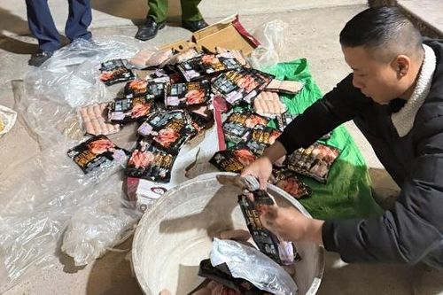 Công an phường Bắc Giang phát hiện, xử lý hơn 3 tạ xúc xích không rõ nguồn gốc