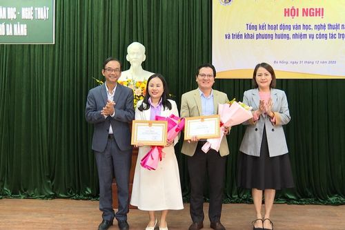 Liên hiệp các Hội Văn học - Nghệ thuật thành phố Đà Nẵng nhận Cờ thi đua năm 2025