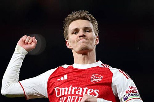 Odegaard rực sáng, Arsenal đè bẹp Aston Villa để giữ ngôi đầu