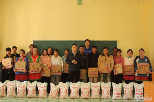 Xã Na Sang trao tặng 89 suất quà tết cho hộ khó khăn