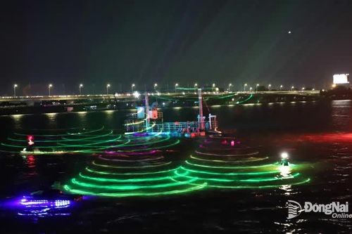Hàng ngàn người dân xem biểu diễn flyboard tại phường Trấn Biên