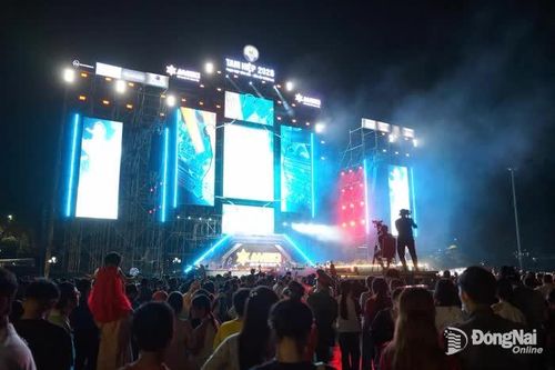 Người dân Đồng Nai đổ về công viên Dương Tử Giang trong đêm Countdown chào năm mới 2026