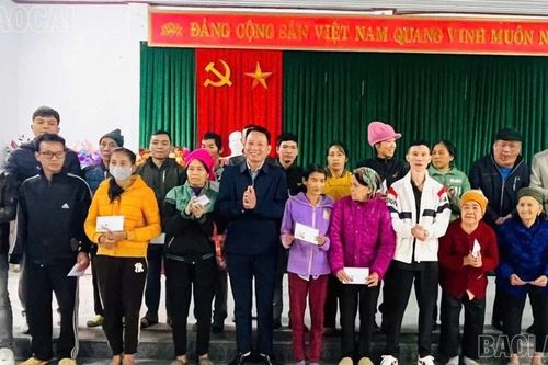 Trao 127 triệu đồng đến với bà con nghèo và học sinh xã Lục Yên nhân dịp năm mới