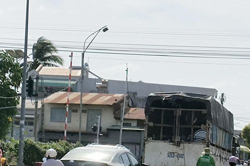 Đường liên xã 'gánh' xe container, nguy cơ tai nạn rình rập