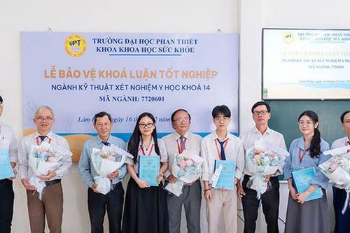 Sinh viên ngành Kỹ thuật Xét nghiệm y học tự tin bảo vệ khóa luận tốt nghiệp