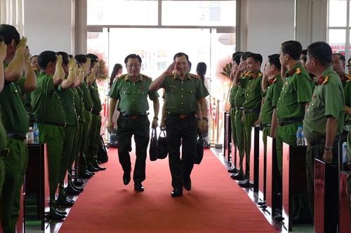 Công an tỉnh Đồng Tháp nhận Cờ thi đua của Chính phủ và triển khai nhiệm vụ năm 2026