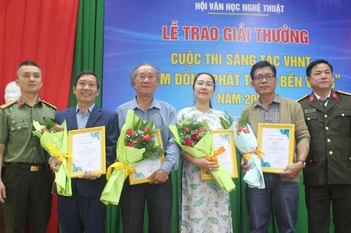 Trao 42 giải thưởng Cuộc thi sáng tác VHNT Lâm Đồng phát triển bền vững