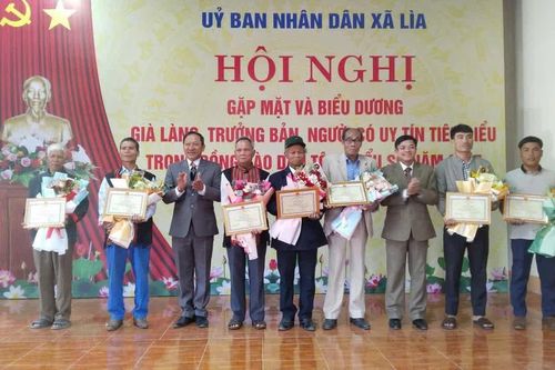 Biểu dương già làng, trưởng bản, người có uy tín trong đồng bào dân tộc thiểu số