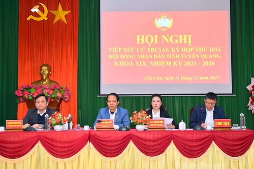 Phó Bí thư Thường trực Tỉnh ủy Lê Thị Kim Dung tiếp xúc cử tri xã Phù Lưu