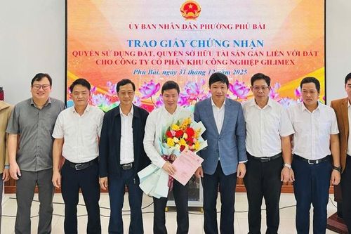 Phú Bài trao giấy chứng nhận quyền sử dụng đất cho Công ty CP Khu công nghiệp Gilimex