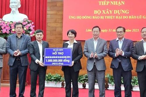 Bộ Xây dựng trao một tỷ đồng ủng hộ đồng bào vùng lũ Lâm Đồng