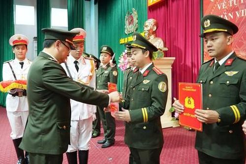Huế: Nhân viên An ninh hàng không được tuyển chọn vào Công an nhân dân