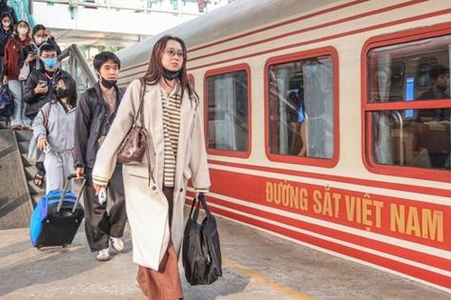 Tàu kín chỗ, Ga Hà Nội vẫn thông thoáng trước tết Dương lịch 2026